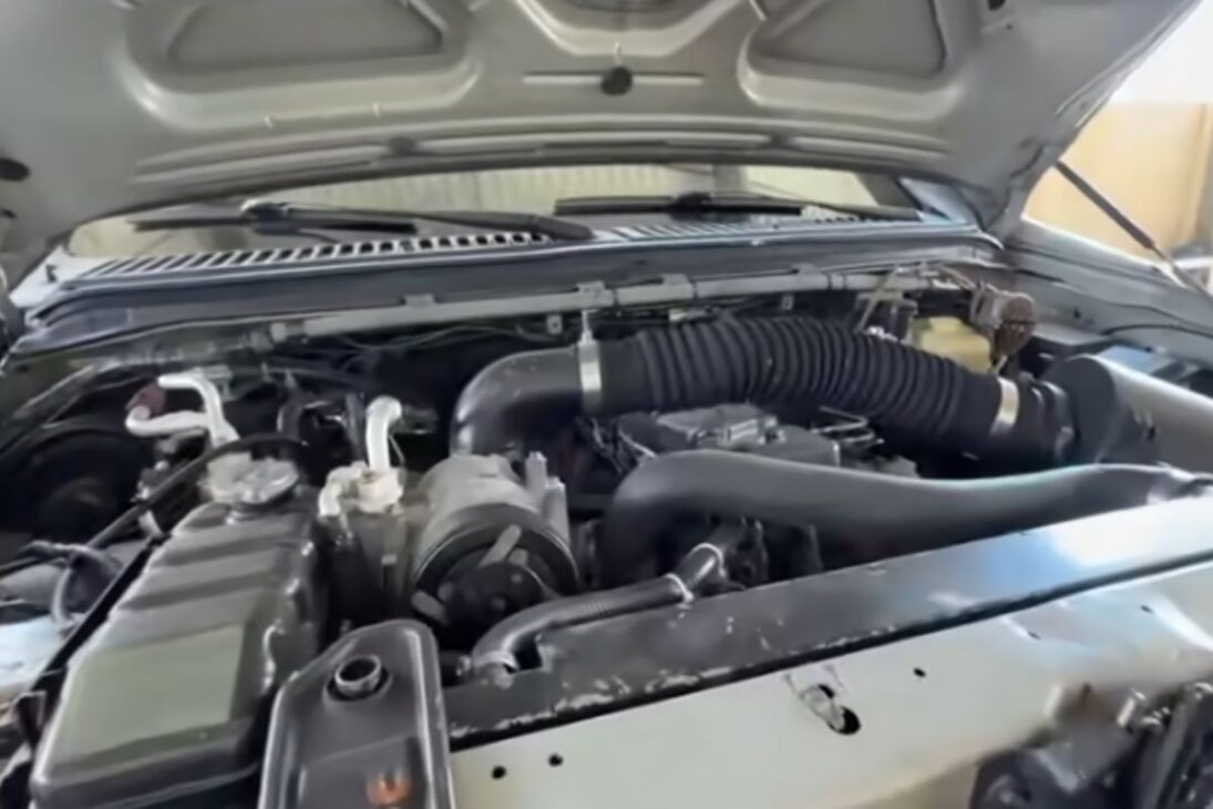 F4000 com pneus Mickey Thompson 46 e motor Cummins 6BT vira caminhonete de trilha com chassi encurtado e visual extremo na lama e no asfalto.