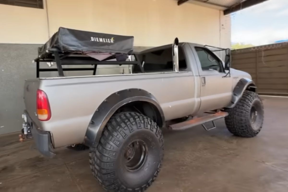 F4000 com pneus Mickey Thompson 46, quase meio metro de largura, chassi encurtado e caçamba de F250, ganha motor Cummins 6BT, dois guinchos 22.000 lb e vira monstro na trilha (4)