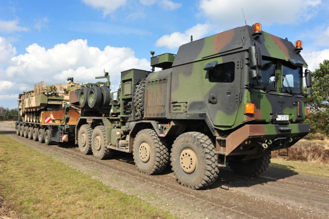 Fábrica alemana revela como caminhões militares gigantes são produzidos com blindagem extrema, suportam até 130 toneladas e mostram a aceleração silenciosa da indústria de guerra na Europa.