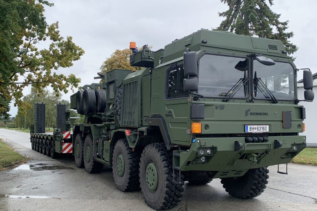 Fábrica alemã revela como caminhões militares gigantes são produzidos com blindagem extrema, suportam até 130 toneladas e mostram a aceleração silenciosa da indústria de guerra na Europa.