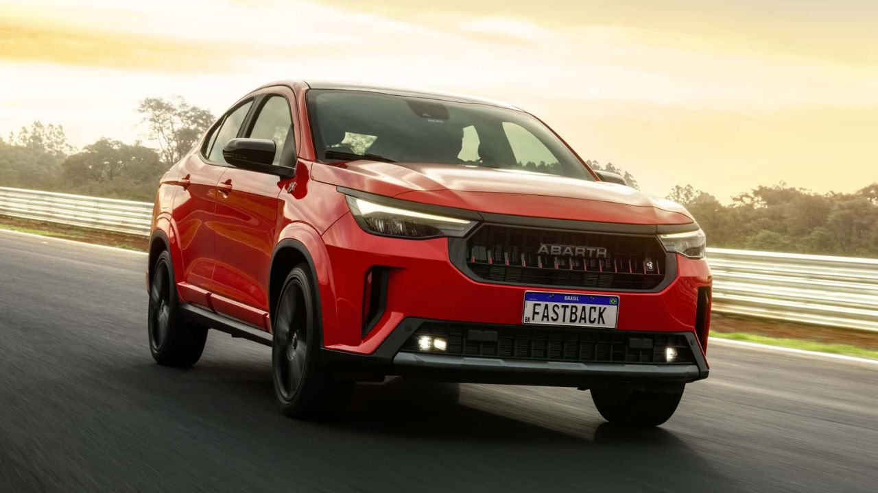 Fiat Fastback Abarth 2026 chega ao Brasil com motor 1.3 turbo de 185 cv, visual esportivo e pacote tecnológico reforçado.