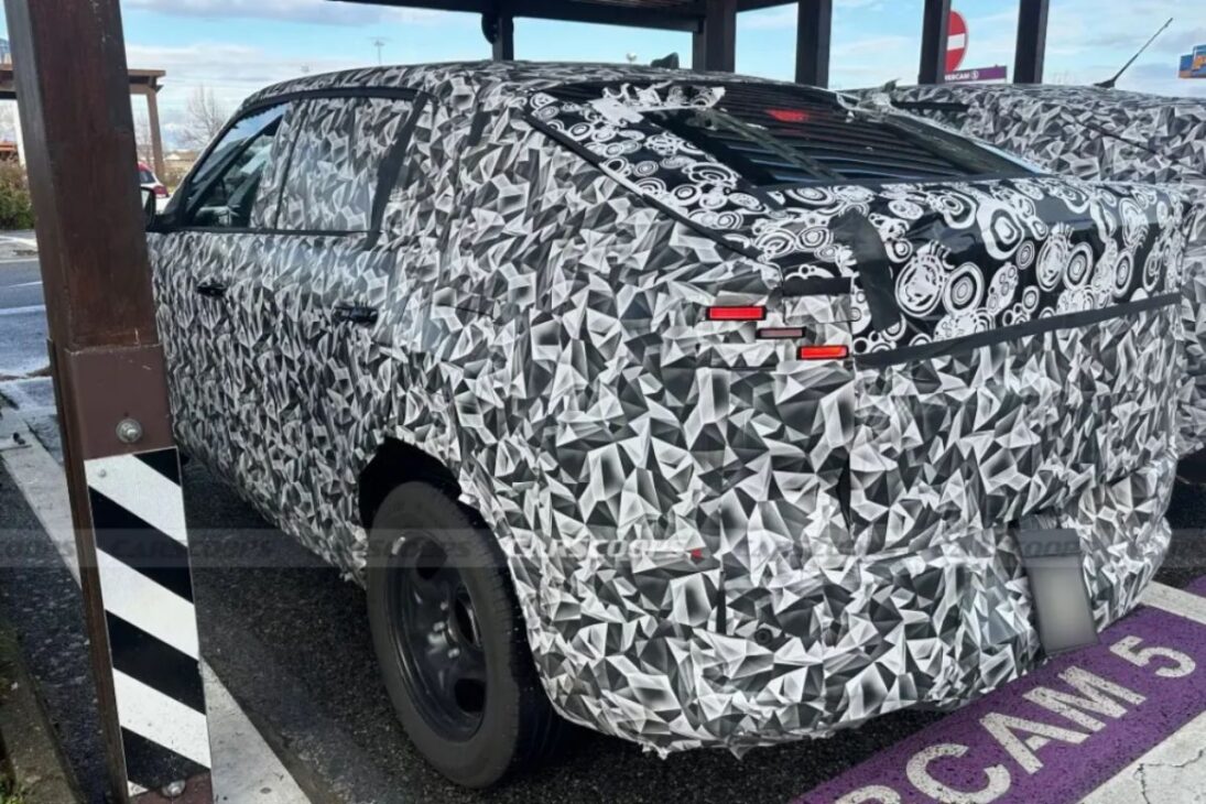 Fiat prueba Fastback en la base del Grande Panda con visual retro y faros full-LED; el SUV coupe estrena en 2026 y se espera en Brasil entre 2027 y 2028.