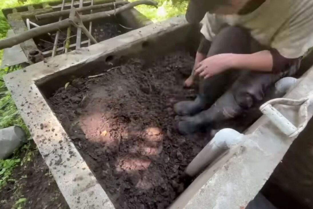 Fuente olvidada en las montañas vuelve a servir a la casa tras limpieza del tanque: piedras lavadas, remoción de lodo y renovación del agua en 30 minutos restauran la filtración y el uso diario.