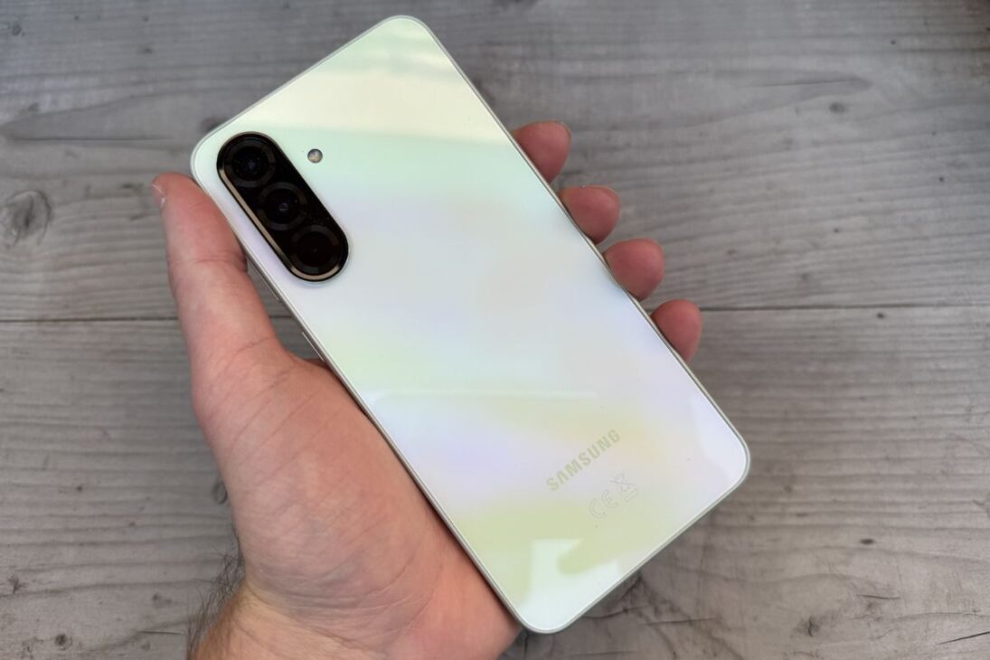 Galaxy A37 apuesta en batería de 5.000 mAh, carga rápida de 45 W y pantalla AMOLED, con foco en poca luz en la cámara y practicidad en el intermediario en 2026.