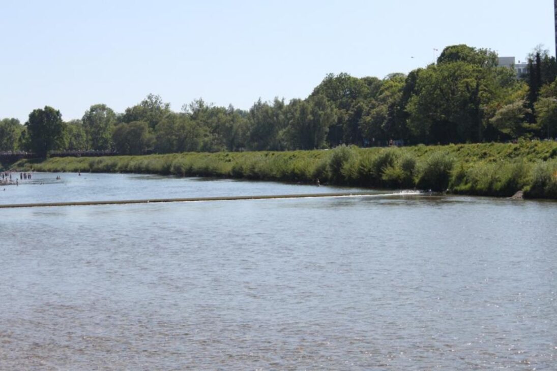Ríos en Baviera entran en renaturalización con Isar y Danubio recibiendo grúas y miles de piedras para desacelerar el agua, recrear rápidos, mejorar inundaciones y devolver hábitat a peces tras la rectificación del siglo 19.