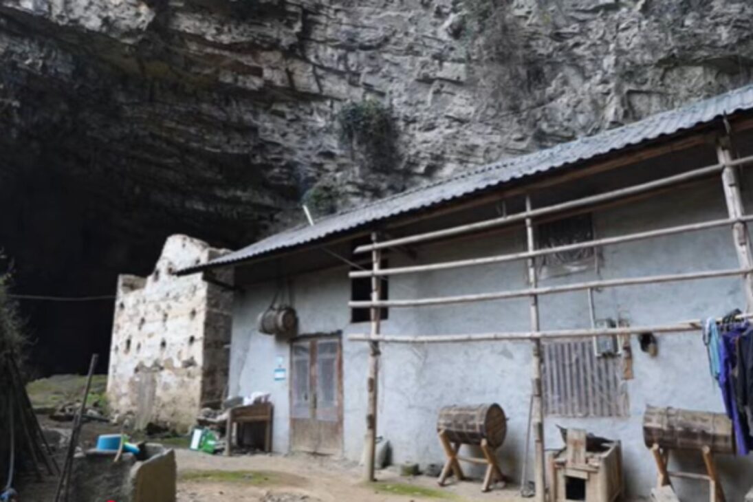 Cueva en las montañas de China alberga casa en gruta con agua y electricidad, donde un hombre vive solo desde hace casi 100 años.