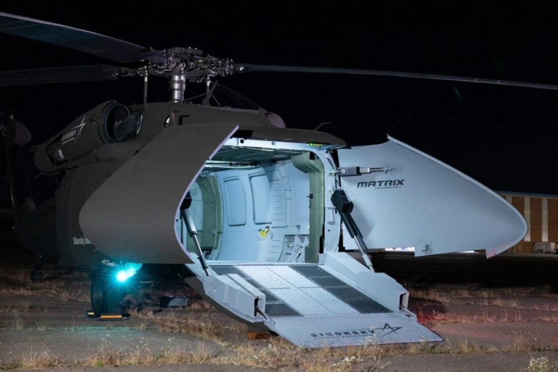 El U-Hawk Autónomo Transforma El Blackhawk En Helicóptero Autónomo, Lanza Drones Militares Y Redefine La Aviación Militar A Partir De 2026.