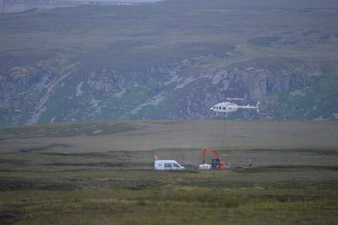 Los Ríos De North Pennines En El Reino Unido Reciben Helicópteros Descartando Piedras Para Restaurar Turberas, Recriar Rápidos, Aumentar Oxígeno Disuelto Y Frenar Erosión, Probando En 2026 Si La Restauración Aérea Puede Revertir Siglos De Drenaje.
