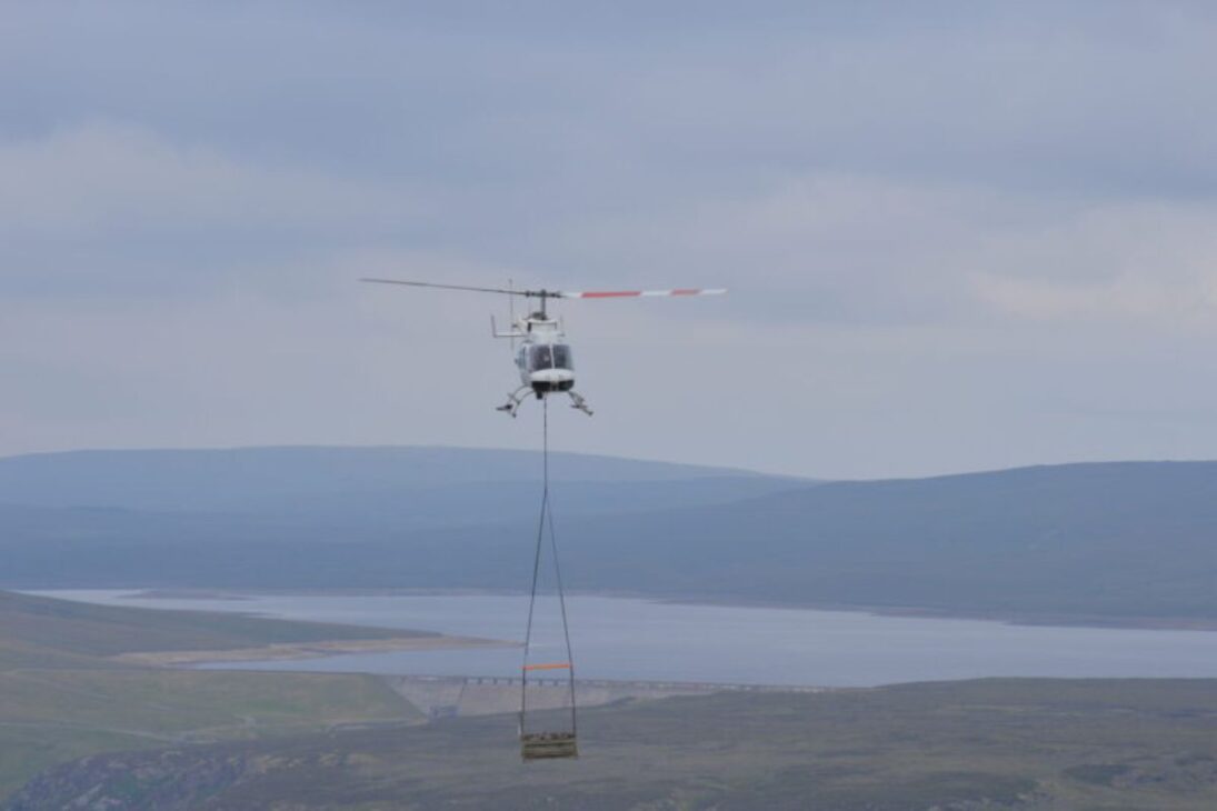 Los Ríos De North Pennines En El Reino Unido Reciben Helicópteros Descartando Piedras Para Restaurar Turberas, Recriar Rápidos, Aumentar Oxígeno Disuelto Y Frenar Erosión, Probando En 2026 Si La Restauración Aérea Puede Revertir Siglos De Drenaje.
