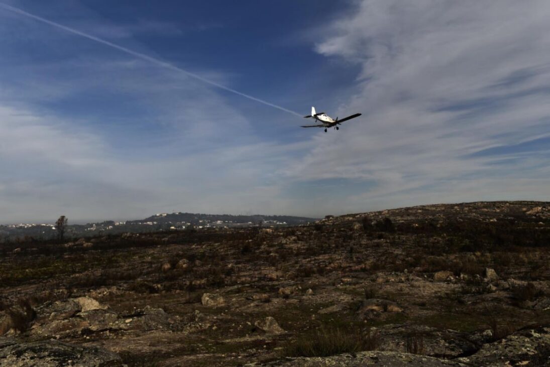 Incendio En El Oeste De EE.UU. Activa Helicópteros Y Aviones Que Esparcen Mulch Y Semillas Para Reducir Erosión, Asegurar Laderas Y Proteger Ríos Y Embalses Antes De Las Lluvias De Invierno En 2026.