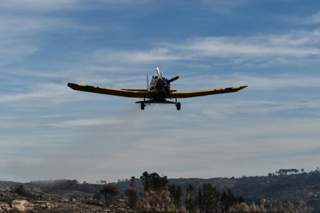 Incendio En El Oeste De EE.UU. Activa Helicópteros Y Aviones Que Esparcen Mulch Y Semillas Para Reducir Erosión, Asegurar Laderas Y Proteger Ríos Y Embalses Antes De Las Lluvias De Invierno En 2026.