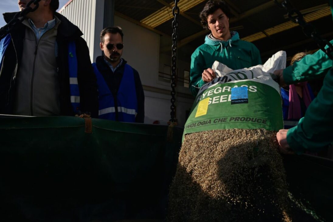 Incendio En El Oeste De EE.UU. Activa Helicópteros Y Aviones Que Esparcen Mulch Y Semillas Para Reducir Erosión, Asegurar Laderas Y Proteger Ríos Y Embalses Antes De Las Lluvias De Invierno En 2026.