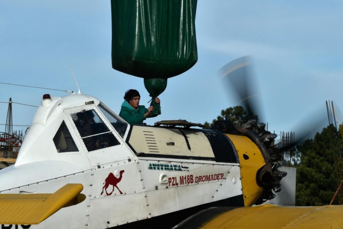 Incendio En El Oeste De EE.UU. Activa Helicópteros Y Aviones Que Esparcen Mulch Y Semillas Para Reducir Erosión, Asegurar Laderas Y Proteger Ríos Y Embalses Antes De Las Lluvias De Invierno En 2026.