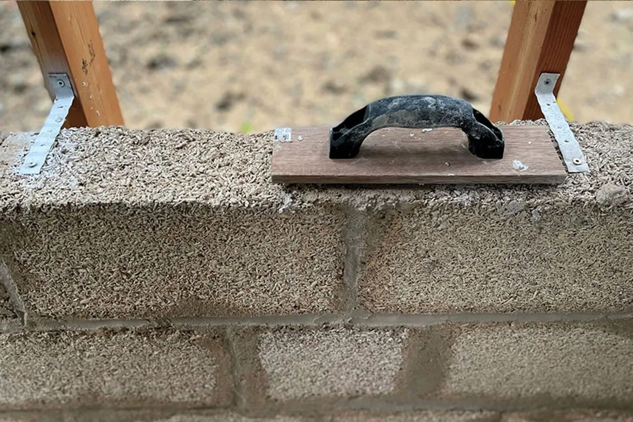 O “concreto vegetal” que não usa cimento: fibras de cânhamo misturadas com cal criam paredes leves, isolantes e até 80% mais eficientes termicamente que a alvenaria tradicional