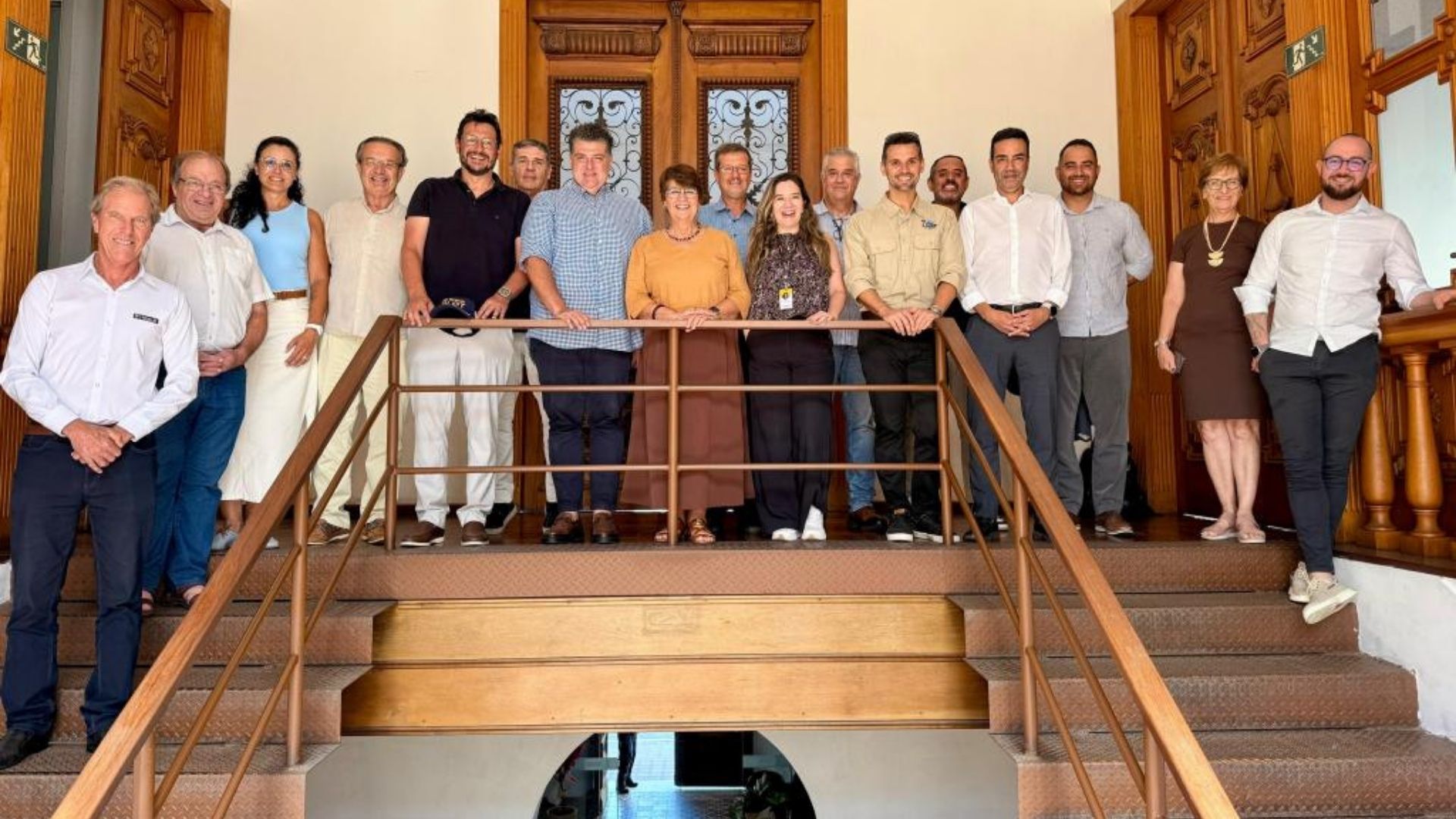 Autoridades municipais e representantes institucionais reúnem-se em prédio histórico de Rio Grande para anúncio da planta industrial de hidrogênio verde e amônia verde no RS.