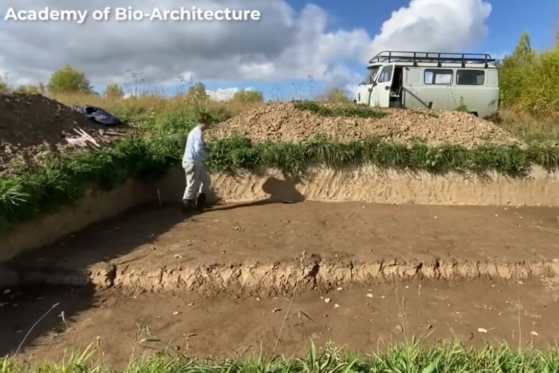 casa subterránea estilo hobbit por US$ 2.000 detalla bioarquitectura con troncos secos, techo arqueado e impermeabilización por membrana, además de aislamiento, arcilla y césped para formar una cobertura viva integrada al terreno.

