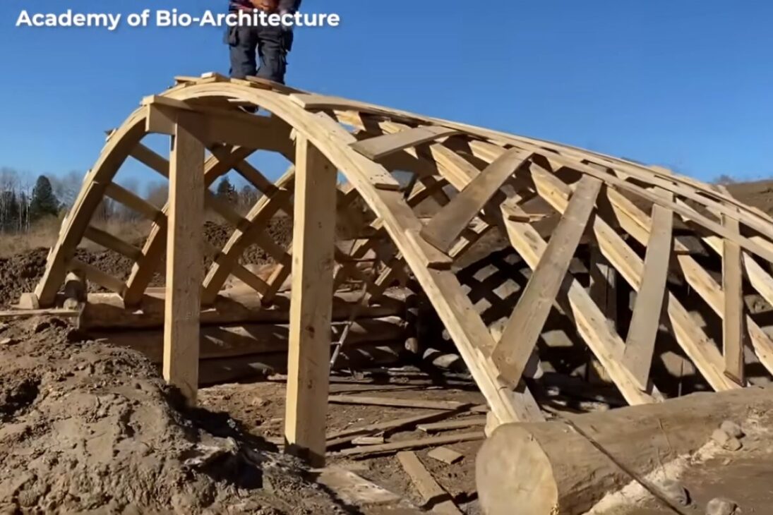 casa subterránea estilo hobbit por US$ 2.000 detalla bioarquitetura con troncos secos, techo arqueado e impermeabilización por membrana, además de aislamiento, arcilla y césped para formar una cobertura viva integrada al terreno.

