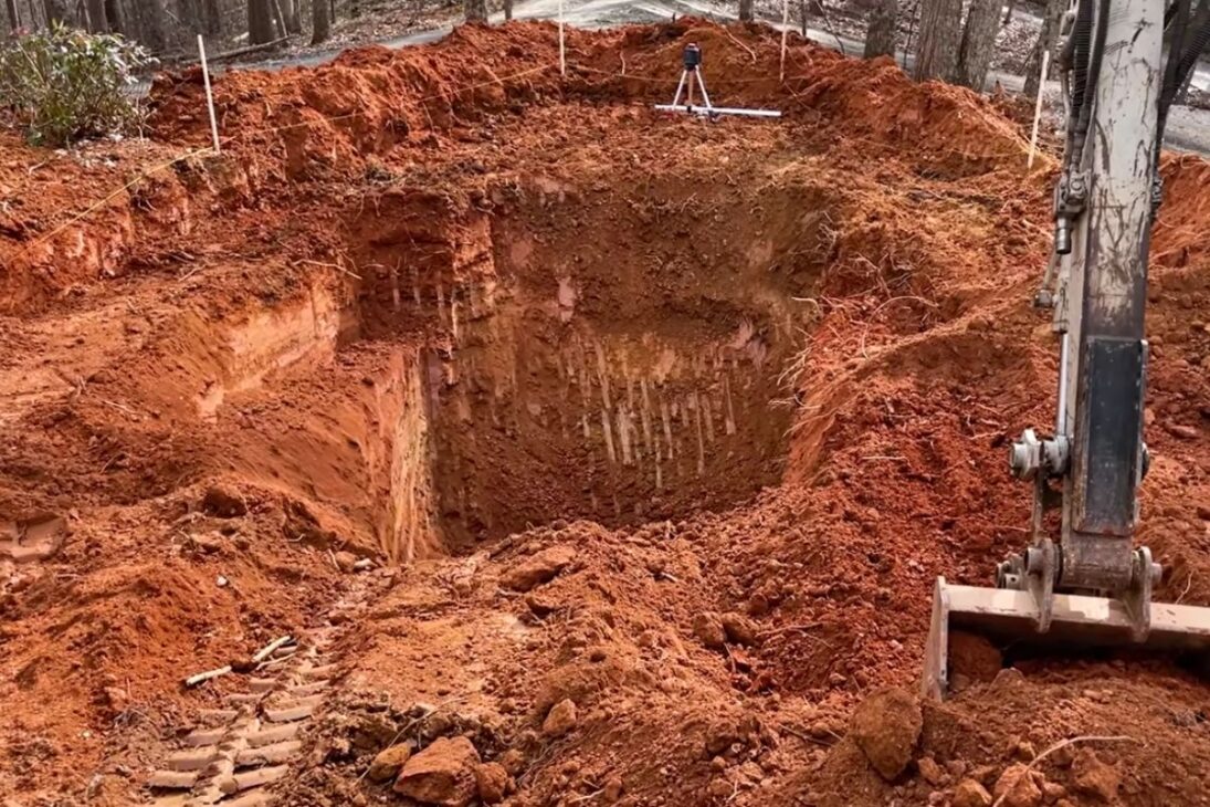 piscina natural detallada con excavación, revestimiento, bomba y biofiltro, del corte de árboles al llenado, con tubos, cascada y skimmer, mostrando el proceso completo hasta el agua cristalina