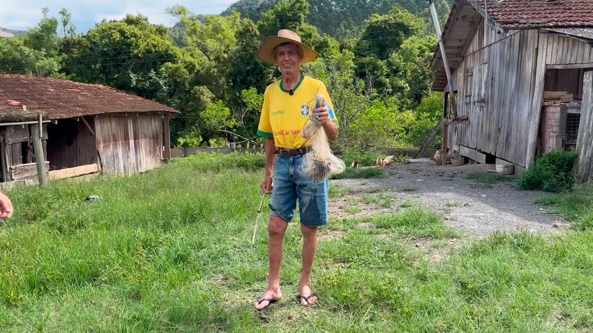 Homem de 68 anos decide viver sozinho na Serra, com pesca de lambari e criação no quintal, mas o vídeo expõe a pergunta que muita gente evita sobre solidão no campo