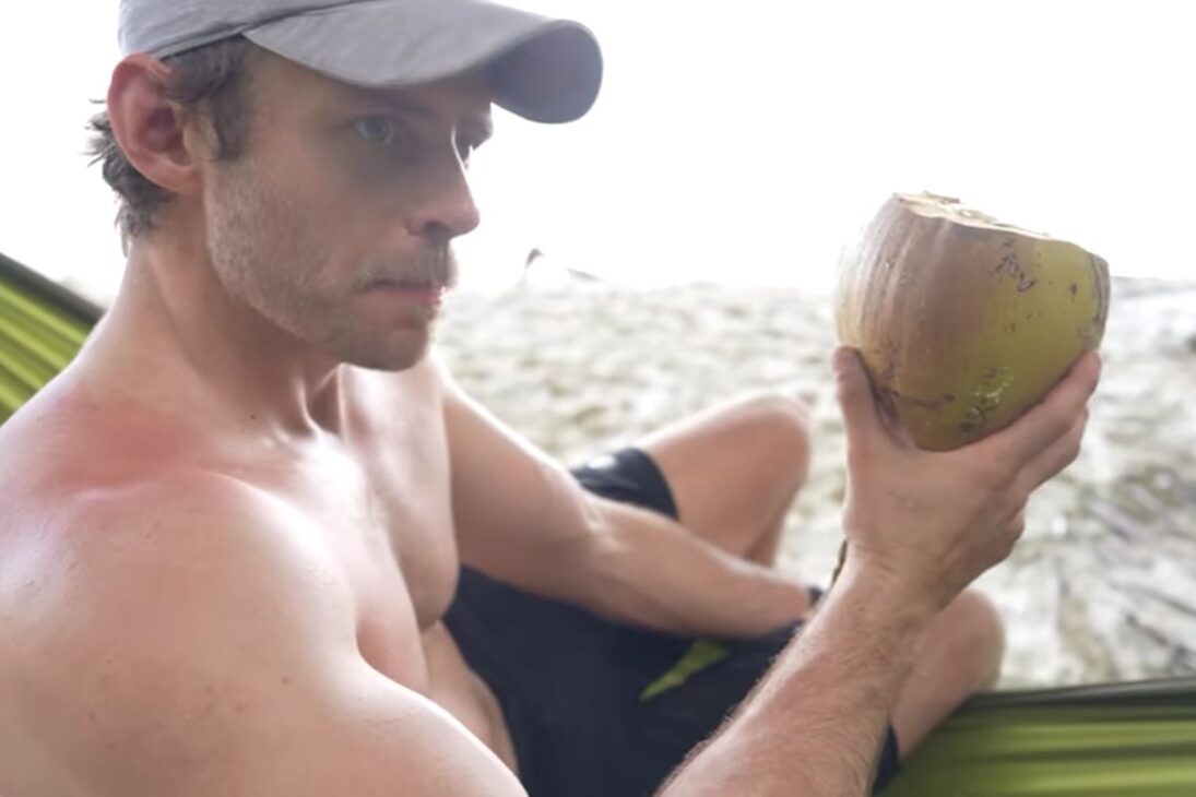 Solo en una isla remota, hombre enfrenta sobrevivencia extrema en isla remota sin agua potable, refugio o comida, lidiando con animales salvajes durante siete días en el Pacífico.
