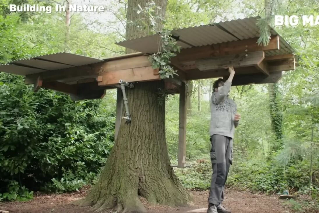 hombre ergue casa en el árbol solo en bosque, usa tornillos, instala escalera y sella techo impermeable con anclaje y distribución de peso para crear refugio elevado y seguro.