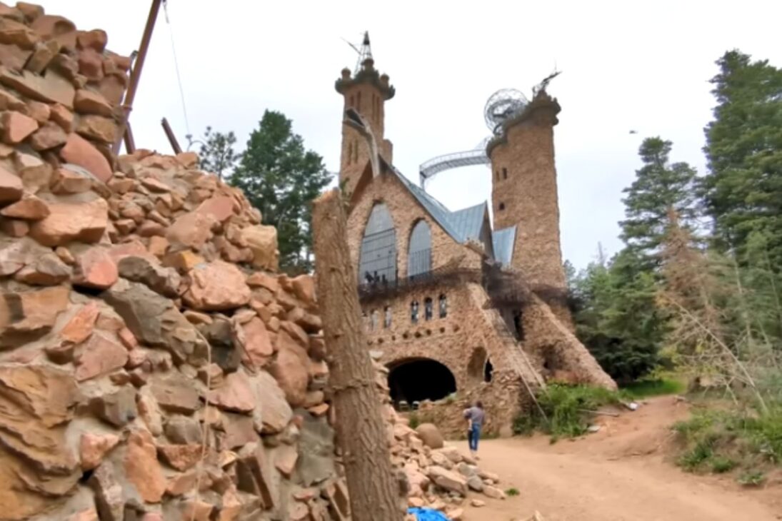 Conozca a quien levanta un castillo gigante solo: el castillo de Bishop, un castillo de piedra con dragón, 12 mil remaches y torre de 160 pies.