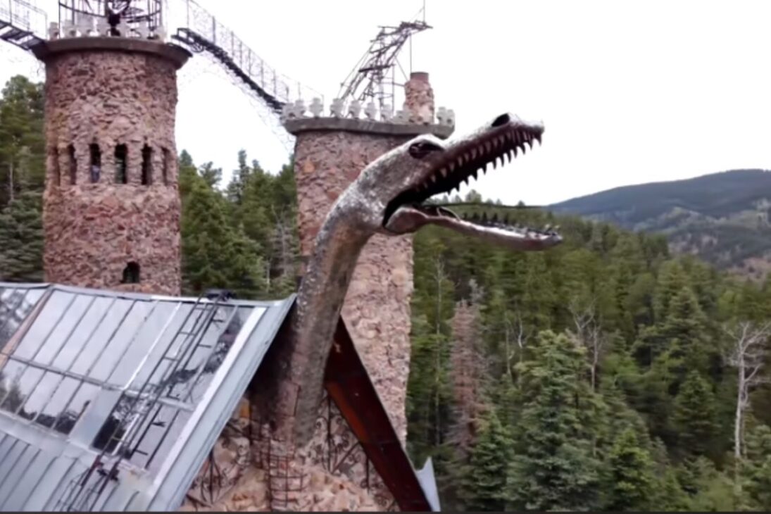 Conozca a quien levanta un castillo gigante solo: el castillo de Bishop, un castillo de piedra con dragón, 12 mil remaches y torre de 160 pies.