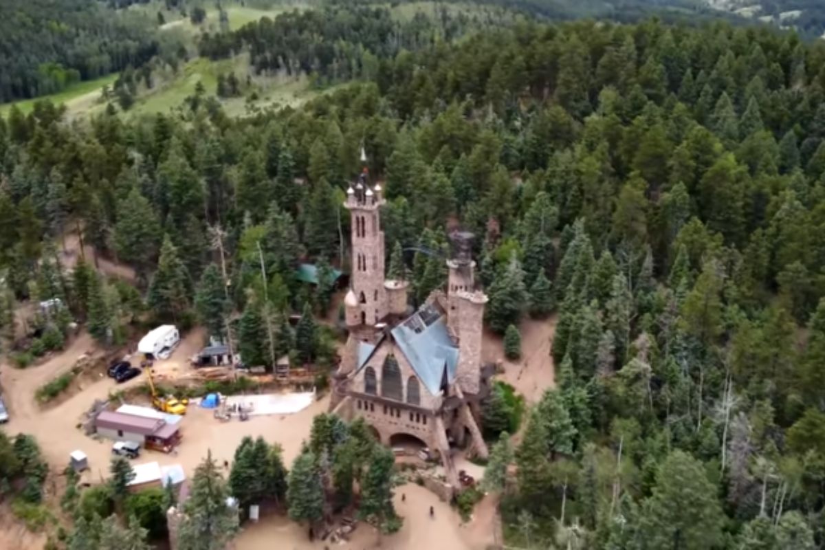 Homem junta pedra por pedra por 53 anos e levanta um castelo gigante sozinho guindaste de ferro-velho, torre de 160 pés, dragão com 12 mil rebites e “liberdade total” sem regras (3)