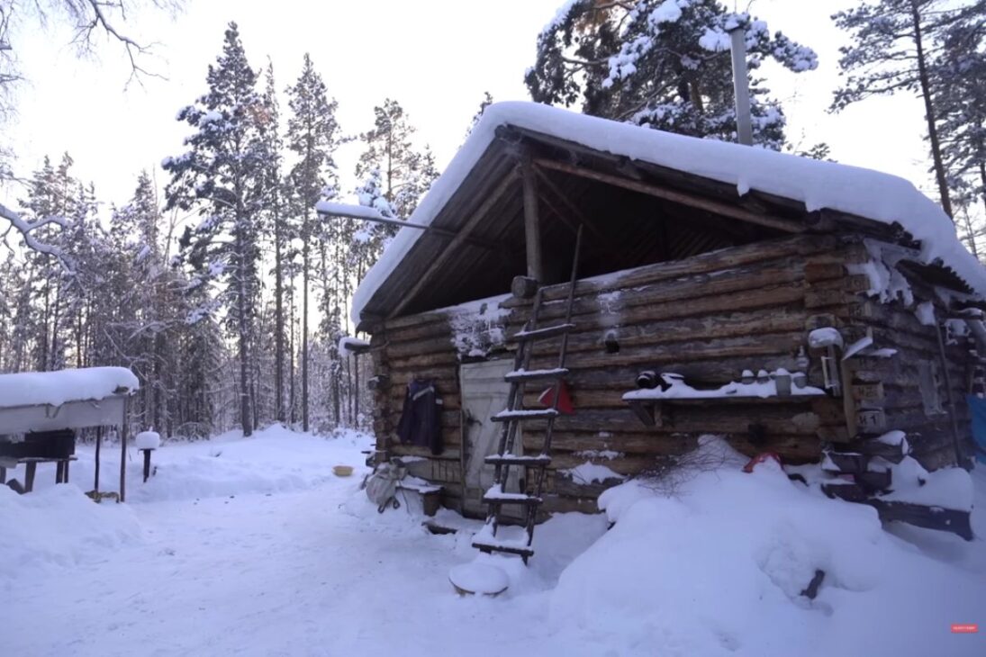 Hombre vive solo en el bosque más frío del planeta, en Siberia, en Yakutia, con rutina diaria basada en estufa de leña y supervivencia extrema.