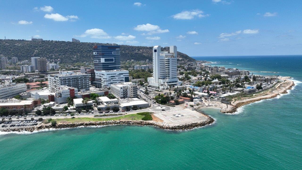 Com 60 mil m² sob uma montanha, capacidade para até 2.000 leitos e proteção balística natural, o Rambam Health Care Campus transformou um hospital comum em uma fortaleza subterrânea capaz de operar mesmo sob bombardeios