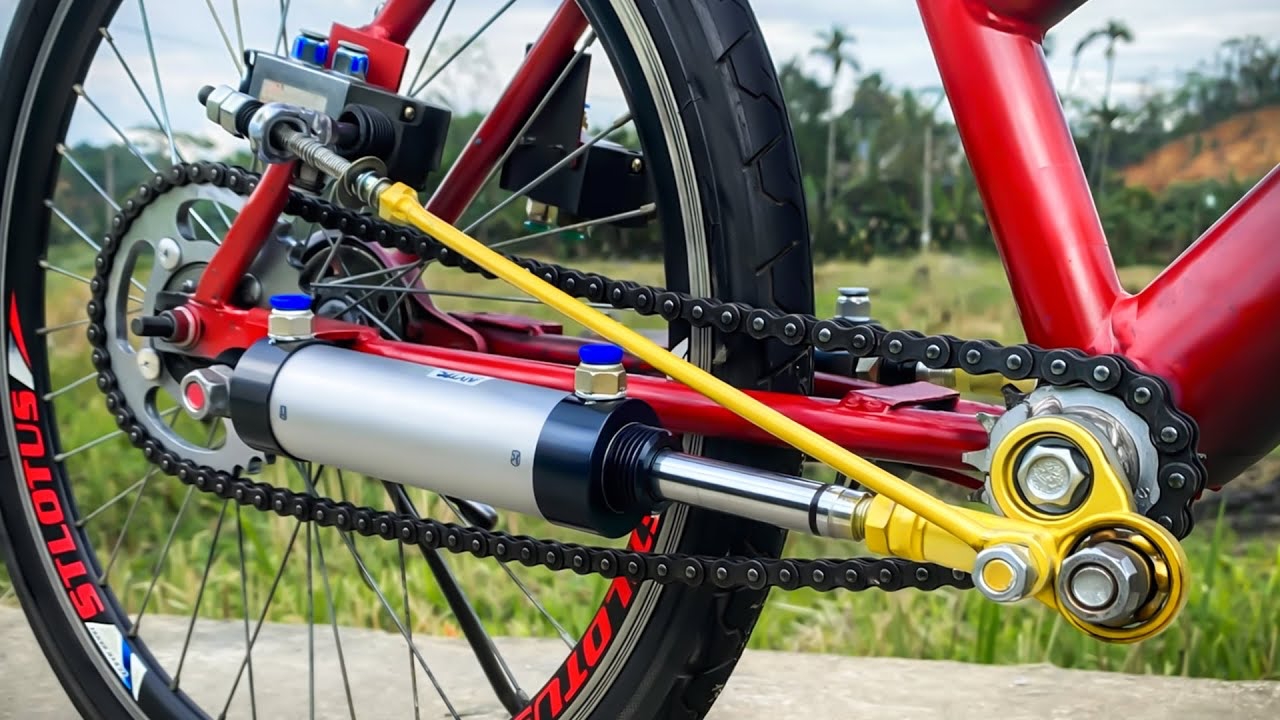 Man installs an air powered motor on a bicycle, makes the rear wheel spin without relying only on pedaling, with the chain working together with the gear, and shows how to do it alone in a home garage