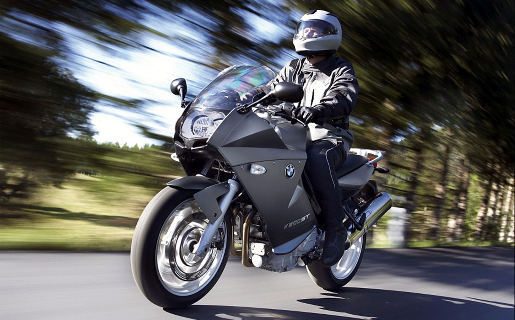 Ignorada no Brasil, mas usada até por forças policiais no exterior moto média alemã estável, confortável e extremamente durável — BMW F800ST