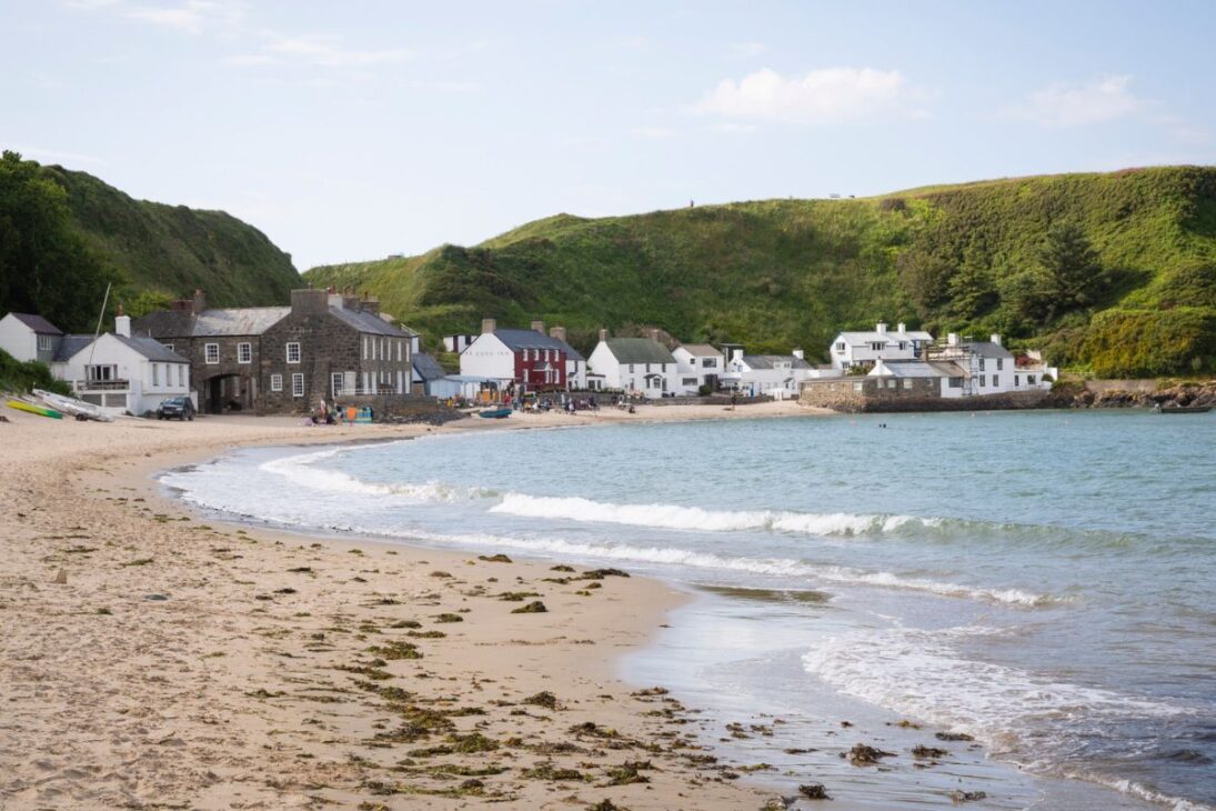 Isla británica en el Reino Unido abre empleos en 2026, ofrece vivienda sin luz de la red ni coches, mantiene aislamiento total y atrae a quienes buscan vivir fuera del sistema urbano tradicional.