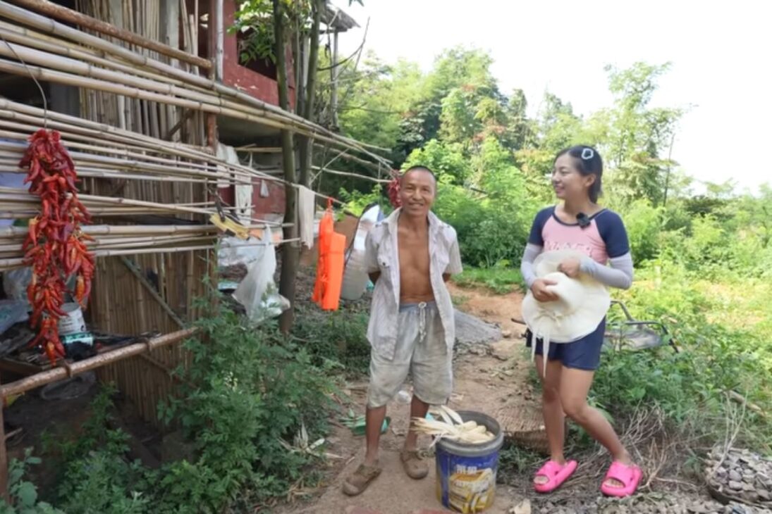 Explora el aislamiento en islas de un mundo autosuficiente, rodeado por un reservorio profundo, cultivo de hierbas medicinales y vida simple.