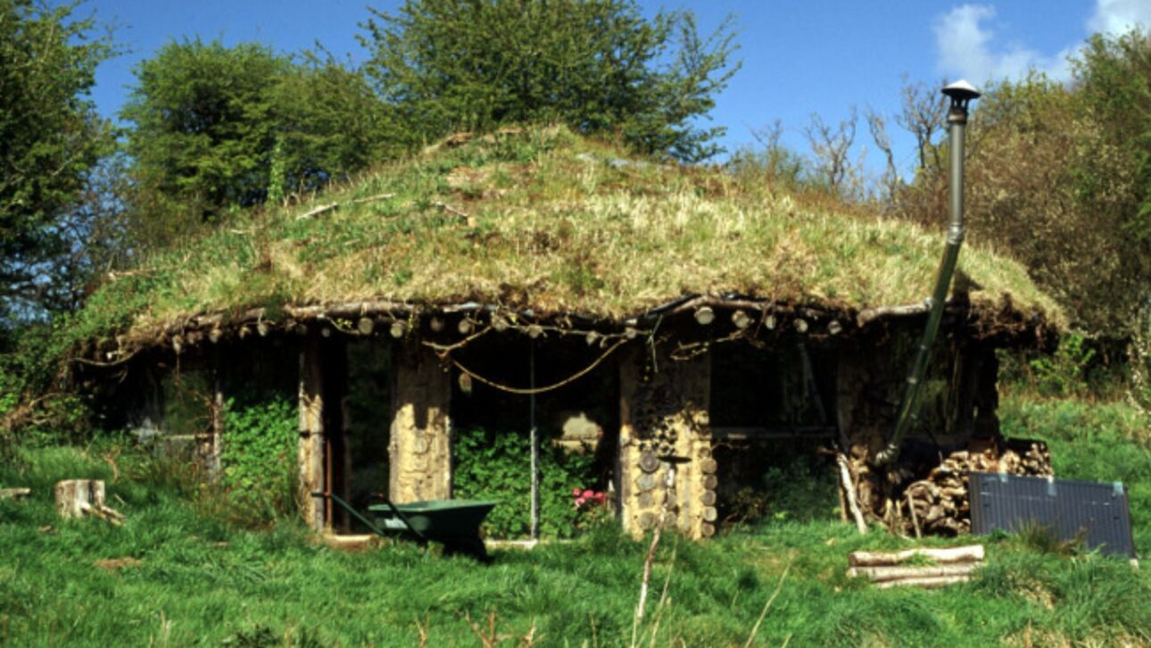 Mujer vive en cabaña de barro en Gales y pasa años sin agua corriente y electricidad, según registros periodísticos sobre vida fuera de la red.