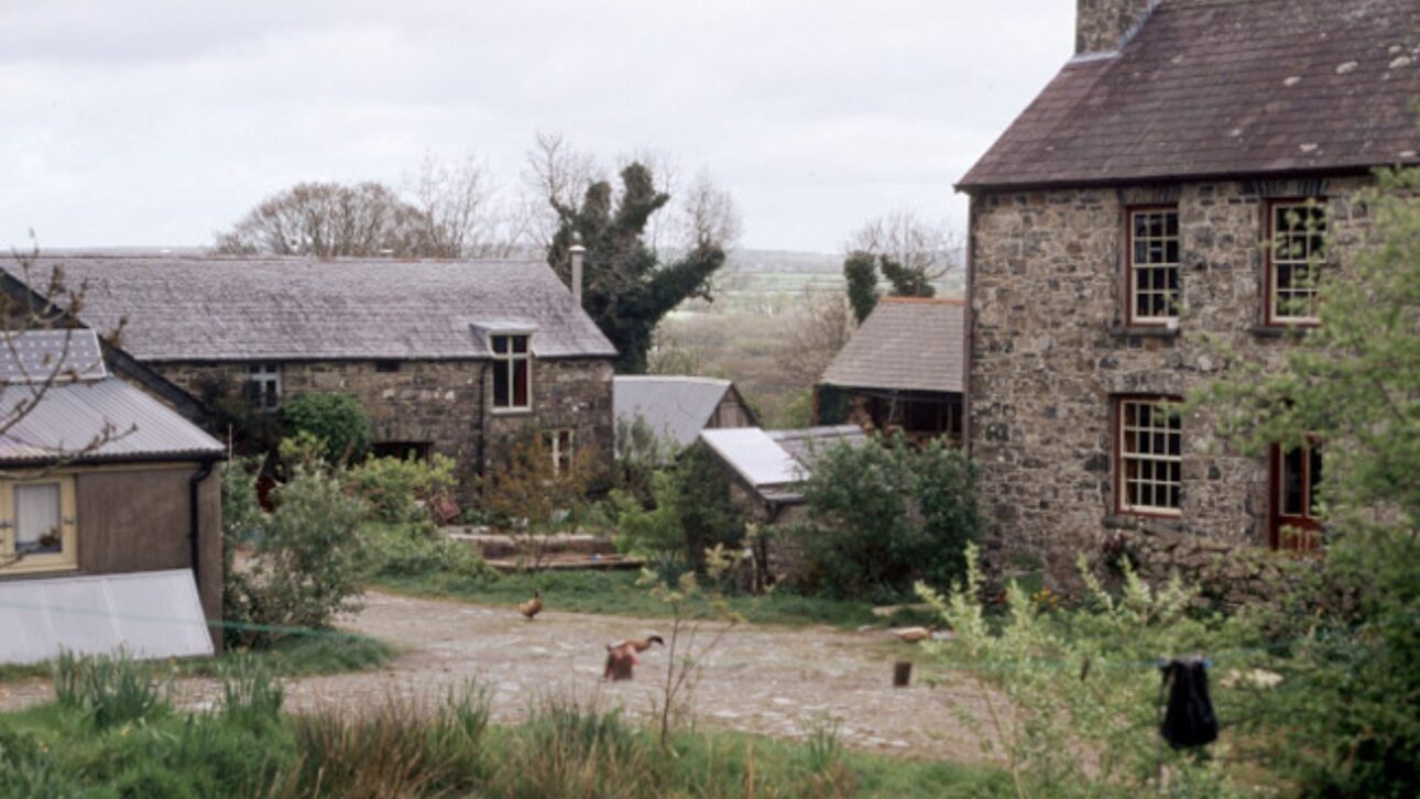 Mujer vive en cabaña de barro en Gales y pasa años sin agua corriente y electricidad, según registros periodísticos sobre vida fora da rede.