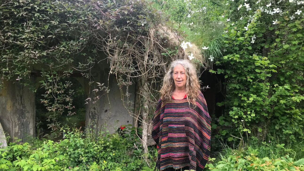 Mujer vive en cabaña de barro en Gales y pasa años sin agua corriente y electricidad, según registros periodísticos sobre vida fuera de la red.