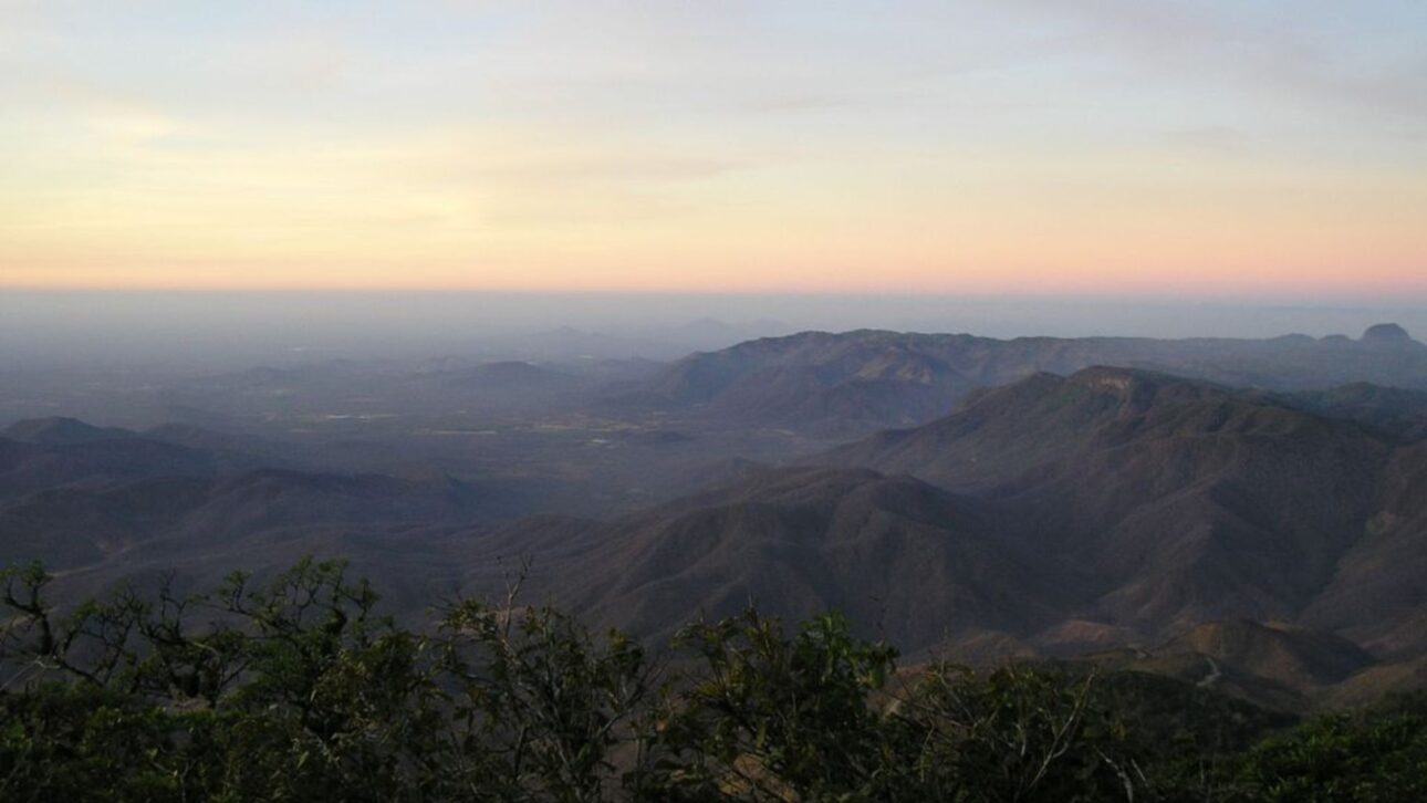 Guaramiranga, en Ceará, se encuentra a 865 metros de altitud, ha registrado 13,3°C, alberga un festival de jazz y blues e integra el APA de la Sierra de Baturité.