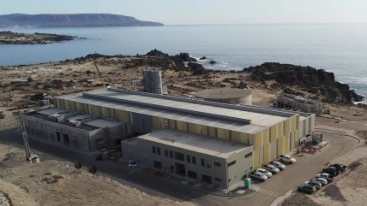 Planta en el desierto de Atacama transforma agua del mar en agua potable por hora y garantiza abastecimiento a ciudades chilenas en región de extrema escasez.