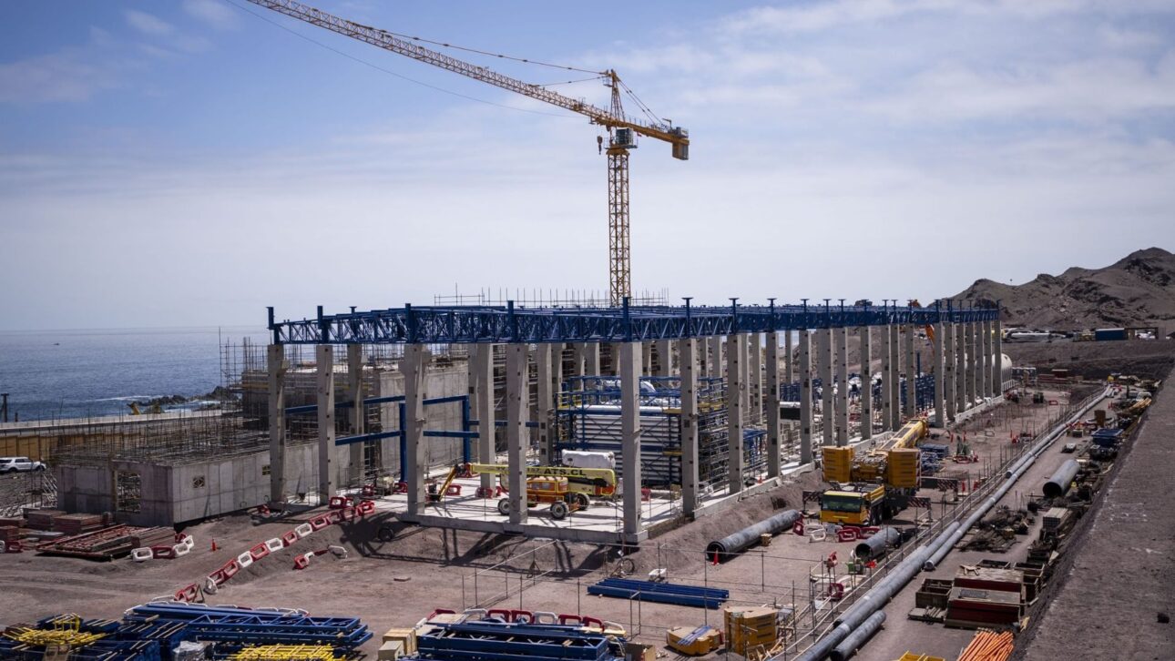 Planta en el desierto de Atacama transforma agua del mar en agua potable por hora y garantiza abastecimiento a ciudades chilenas en región de extrema escasez.