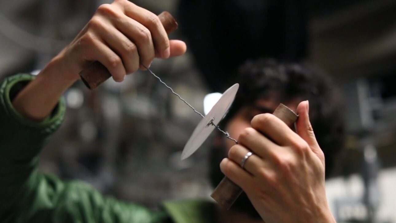 Cientistas de Stanford criam centrífuga de papel de 20 centavos que gira a 125 mil rpm, separa plasma em 1,5 minuto e funciona sem eletricidade.