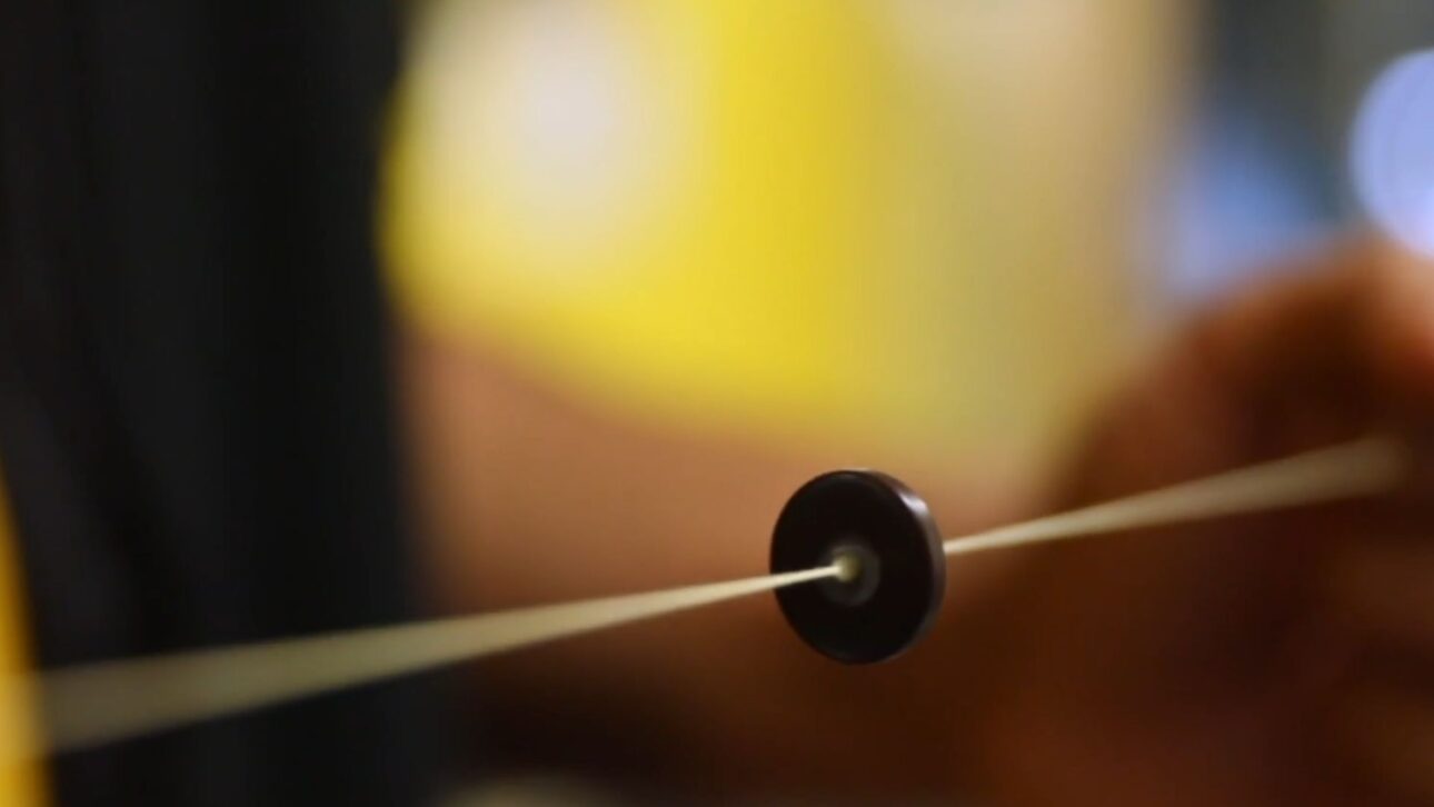 Cientistas de Stanford criam centrífuga de papel de 20 centavos que gira a 125 mil rpm, separa plasma em 1,5 minuto e funciona sem eletricidade.