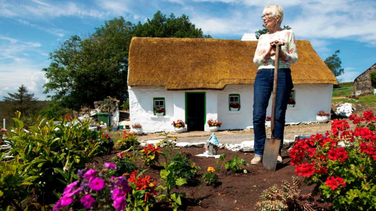 Mujer vive desde siempre en casa de paja en Irlanda del Norte, sin electricidad ni agua corriente, manteniendo rutina diaria basada en métodos tradicionales.