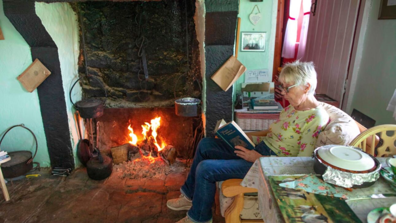 Mujer vive desde siempre en casa de paja en Irlanda del Norte, sin electricidad ni agua corriente, manteniendo rutina diaria basada en métodos tradicionales.