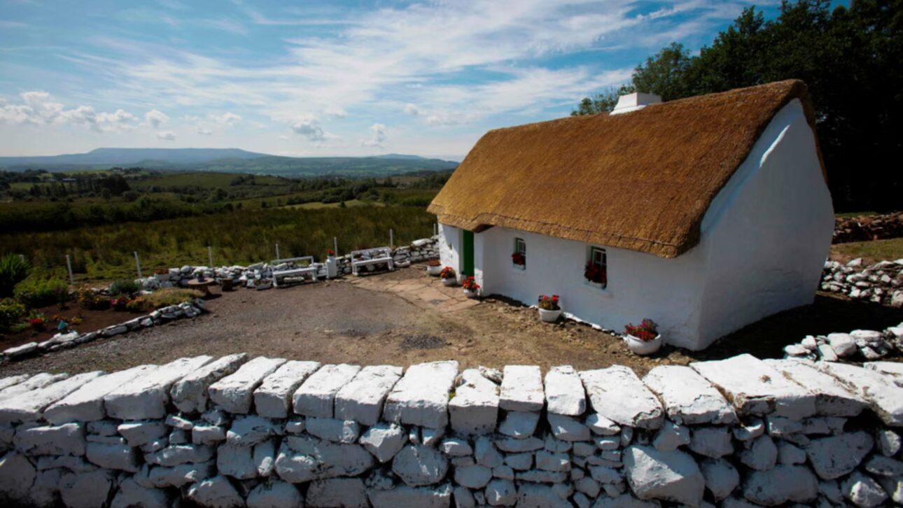 Mujer vive desde siempre en casa de paja en Irlanda del Norte, sin electricidad ni agua corriente, manteniendo rutina diaria basada en métodos tradicionales.