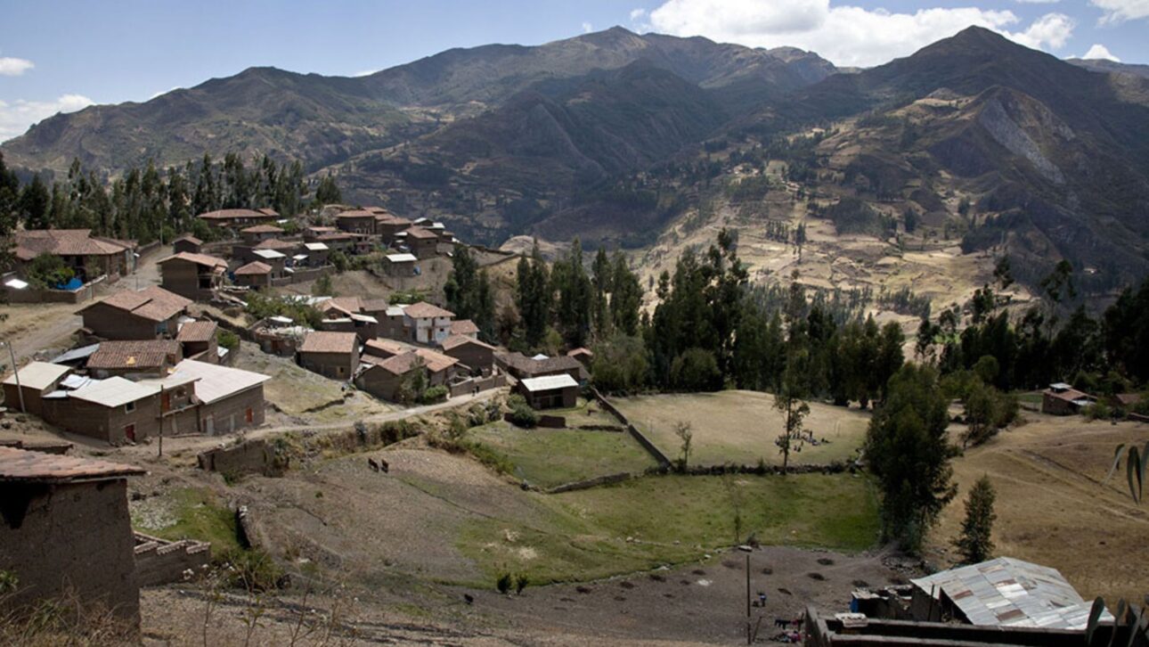 Perú redujo la pobreza de 58,7% a 20,2% en 15 años con crecimiento económico, ciclo de commodities y estabilidad macroeconómica, según datos del Banco Mundial.