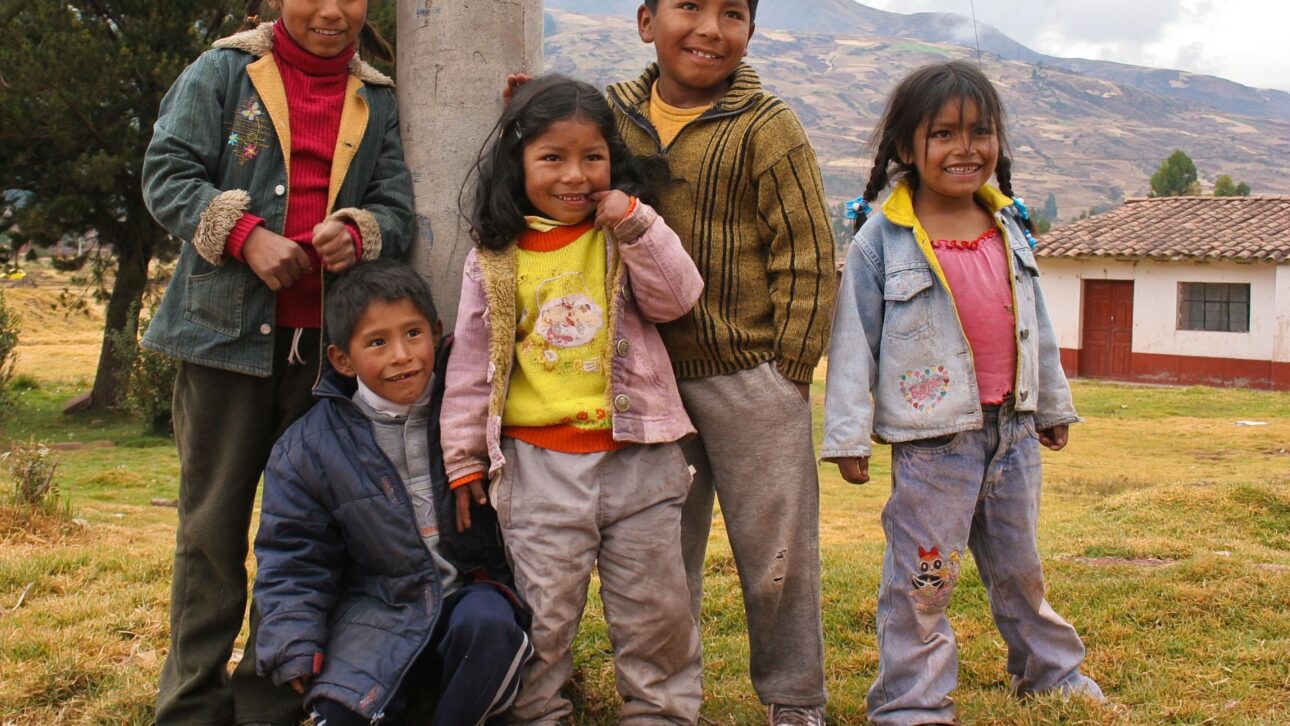 Perú redujo la pobreza de 58,7% a 20,2% en 15 años con crecimiento económico, ciclo de commodities y estabilidad macroeconómica, según datos del Banco Mundial.