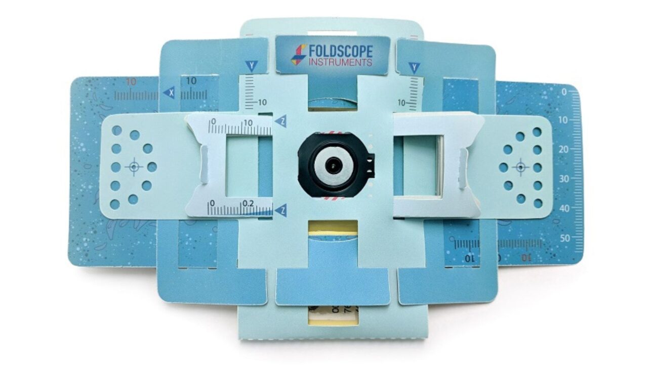 Microscopio de papel creado en Stanford cuesta menos de US$ 1, llega a 160 países, alcanza millones de personas y lleva ciencia práctica a escuelas sin laboratorio.