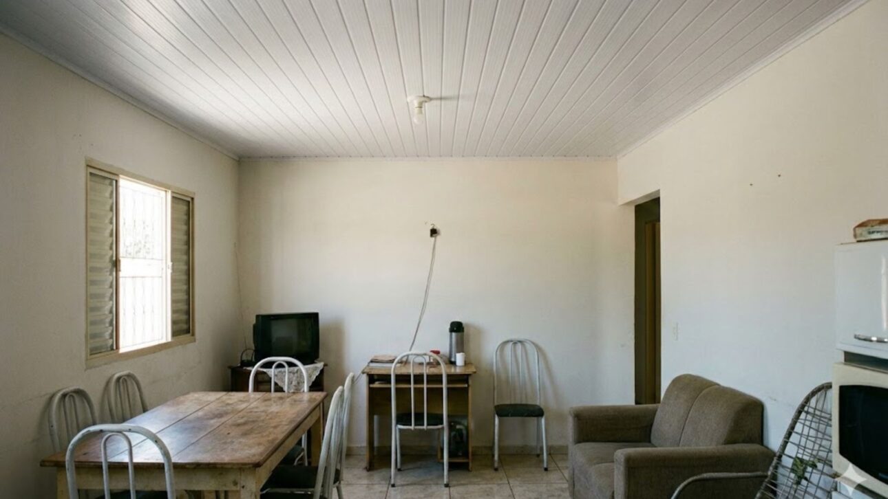 Comparación muestra cuánto cuesta instalar forro de PVC o forro de yeso en casa popular, analizando precio por m², mano de obra, tiempo de obra y mantenimiento.