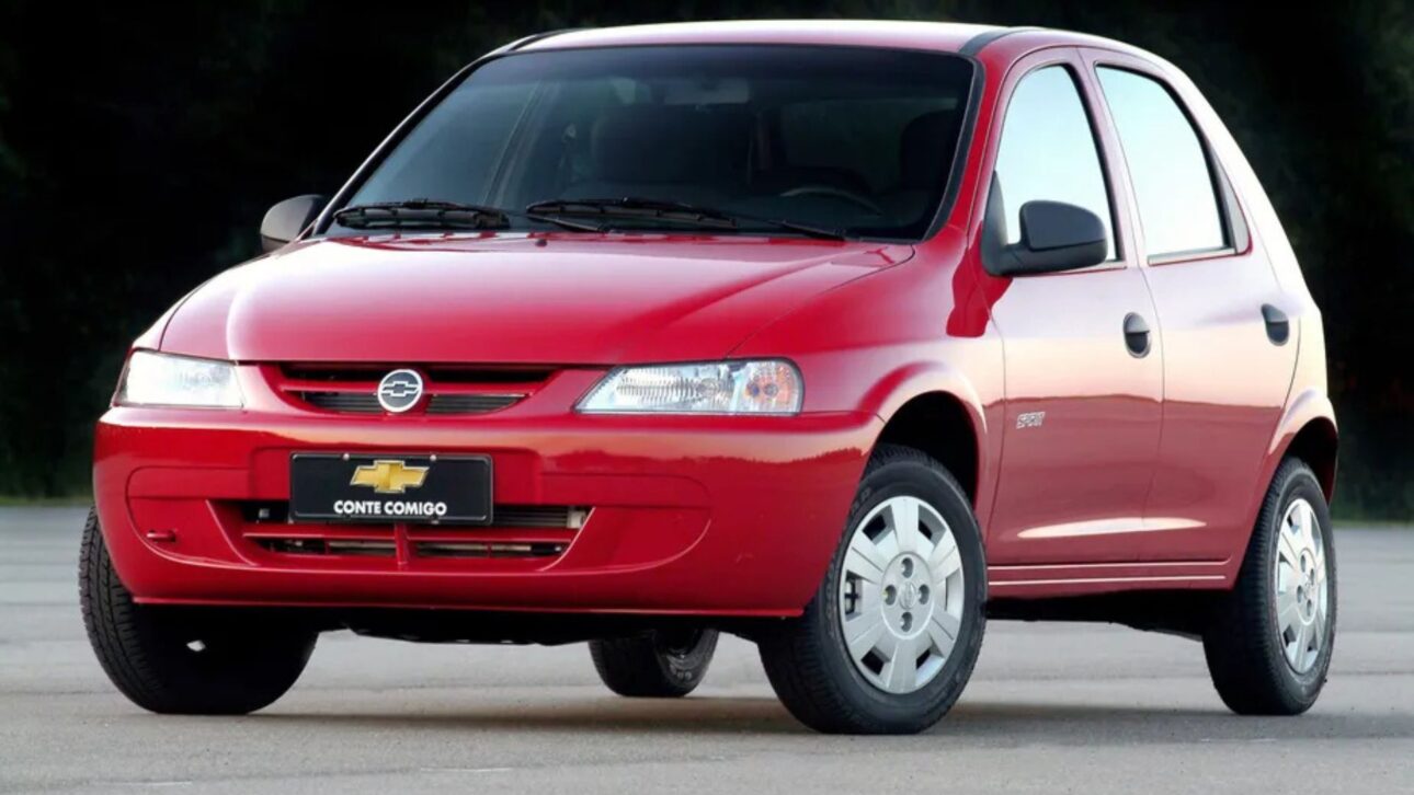 Veja 4 carros usados da Chevrolet por menos de R$ 20 mil, com manutenção barata, motores até 112 cv e porta-malas de até 439 litros.